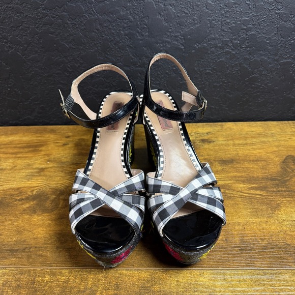 Betsey Johnson Black 9M Gingham Floral Wedge Sandals Platform Ankle Strap Shoes - Picture 2 of 6